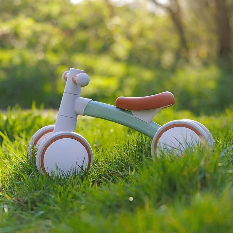 Montessori balance bike for babies