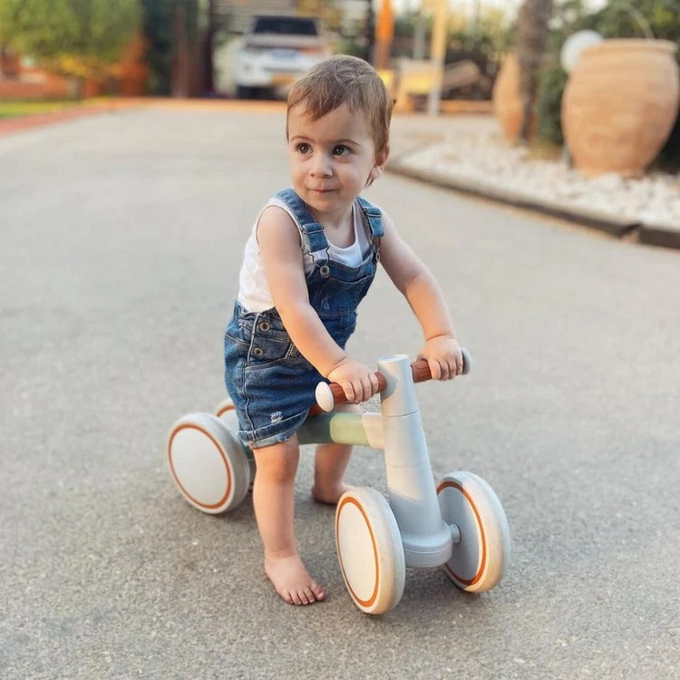 Montessori balance bike for babies